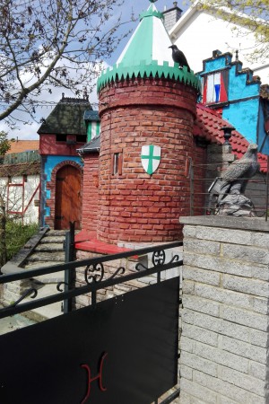  Autour de Dinant. Etrange maison transformée en château-fort. Vezin.