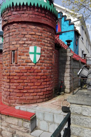  Autour de Dinant. Etrange maison transformée en château-fort. Vezin.