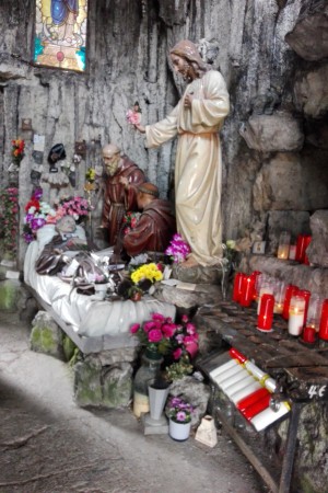  Autour de Dinant. Grottes de Crupet.