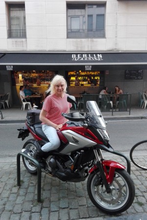  Avec Pierre devant le Tels Quels café.