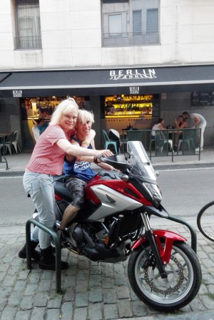  Avec Pierre devant le Tels Quels café.