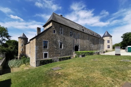  Le château-ferme de Courrière.