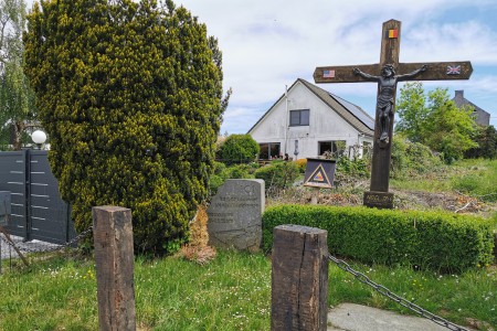  Borne Ici fut arrêté l'envahisseur Foy-Notre-Dame. N50.24787° E4.98916°