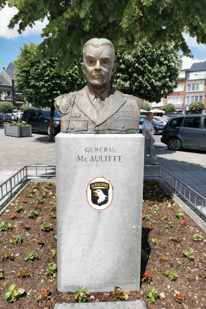  Le général Mc Auliffe. Place Général Mc Auliffe. Bastogne.