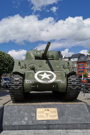  Tank Sherman. N50.00076° E5.71529° Place Général Mc Auliffe. Bastogne.