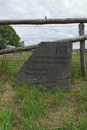  Borne Ici fut arrêté l'envahisseur Villeroux. N49.98113° E5.68372°