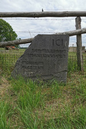  Borne Ici fut arrêté l'envahisseur Villeroux. N49.98113° E5.68372°