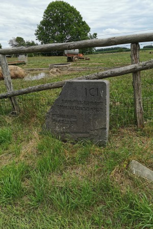  Borne Ici fut arrêté l'envahisseur Villeroux. N49.98113° E5.68372°