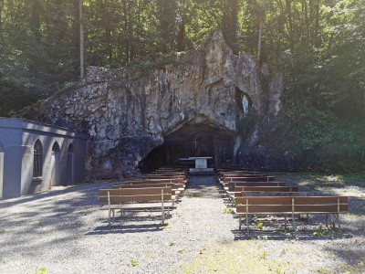  Une grotte de Lourdes à Yvoir.
