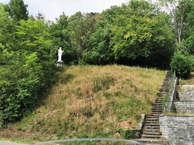  Statue de la Vierge à Vêves à proximité du château.