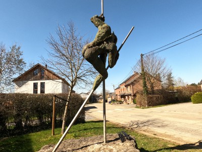  ﻿Statue d'échassier à Lessive.