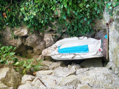  Grotte de Lourdes à Chastrès.