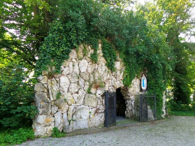  Grotte de Lourdes à Chastrès.