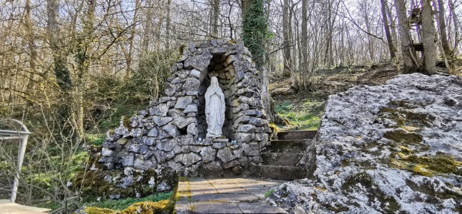  ﻿Statue de la Vierge dans jardin privé. 