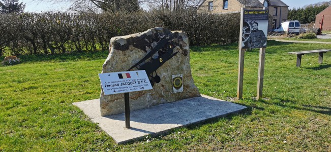  Mémorial à l'aviateur Fernand Jacquet. Village de Petite-Chapelle.
