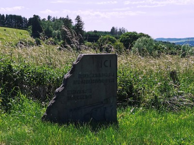  ﻿Stèle de Longchamps. Ici fut arrêté l'envahisseur.