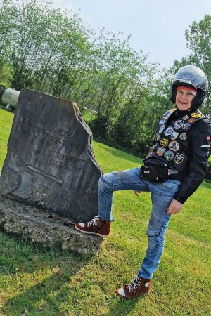  Monument Ici fut arrêté l'envahisseur à Briscol.