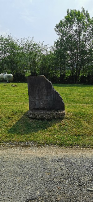  Monument Ici fut arrêté l'envahisseur à Briscol.