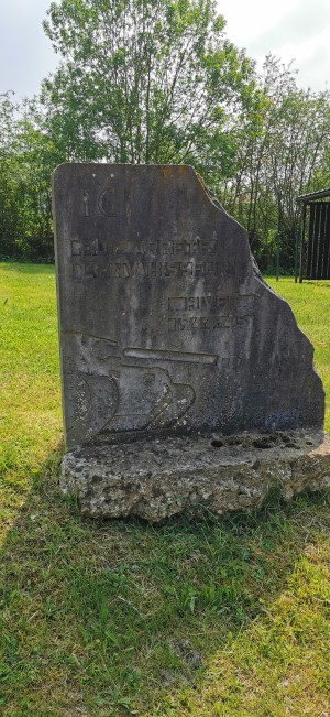  Monument Ici fut arrêté l'envahisseur à Briscol.