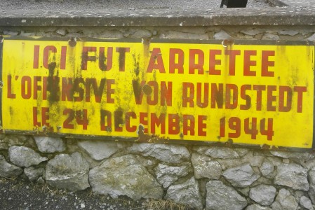  Celles. Stèle en métal ici fut arrêtée l'offensive Von Rundstedt le 24 décembre 1944.