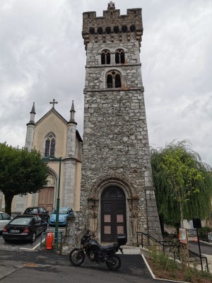  ﻿Tour carrée de Saint-Jeoire. Elle date de l'an mil et faisait, à l'époque, partie intégrante de l'église Saint-Georges. Elle est de style Néo-gothique. Département de la Haute-Savoie. 