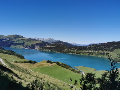  ﻿Le lac de barrage Roselend à 1550M.