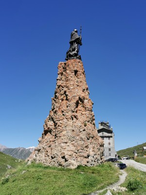  ﻿Statue de Saint-Bernard D'aoste. Protecteur des voyageurs en montagne. Col du Petit Saint-Bernard 2188M.