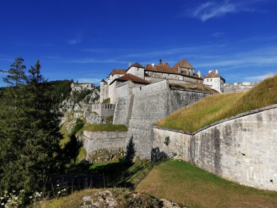  ﻿Incroyable spectacle que ces deux forteresses qui se font face : devant le château-fort de Joux à gauche et à l'arrière plan le fort Malher. Département du Doubs.
