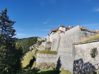  ﻿Incroyable spectacle que ces deux forteresses qui se font face : devant le château-fort de Joux à gauche et à l'arrière plan le fort Malher. Département du Doubs.