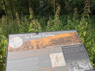  ﻿Sur la route du Chemin des Dames. Il s'agit d'un plateau calcaire où a eut lieu la bataille du Chemin des Dames, aussi appelée seconde bataille de l'Aisne pendant la Première Guerre mondiale. Département de l'Aisne.