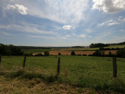  ﻿Sur la route du Chemin des Dames. Il s'agit d'un plateau calcaire où a eut lieu la bataille du Chemin des Dames, aussi appelée seconde bataille de l'Aisne pendant la Première Guerre mondiale. Département de l'Aisne.