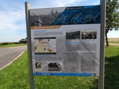  ﻿Sur la route du Chemin des Dames. Il s'agit d'un plateau calcaire où a eut lieu la bataille du Chemin des Dames, aussi appelée seconde bataille de l'Aisne pendant la Première Guerre mondiale. Département de l'Aisne.