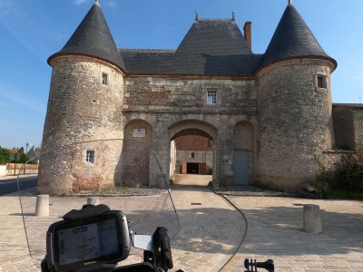  ﻿Le 18 juin 1429, Huisseau-sur-Mauves est délivré des Anglais par les troupes de Jeanne d'Arc. L'entrée du château s'ouvrait entre deux tourelles  encadrant le porche du 15e siècle. Département du Loiret.