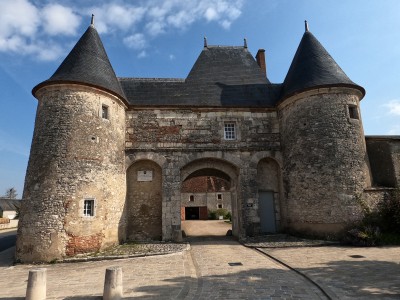  ﻿Le 18 juin 1429, Huisseau-sur-Mauves est délivré des Anglais par les troupes de Jeanne d'Arc. L'entrée du château s'ouvrait entre deux tourelles  encadrant le porche du 15e siècle. Département du Loiret.