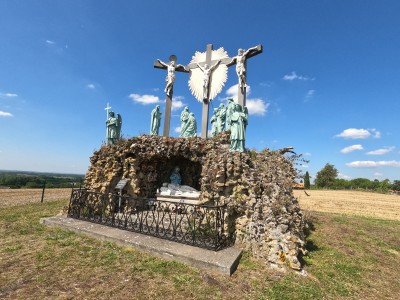  ﻿L'étrange Calvaire de Mirebeau. Département de la Vienne.