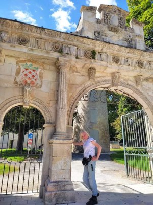  ﻿Porte renaissance. Enceinte médiévale de Surgères. Département Charente Maritime.