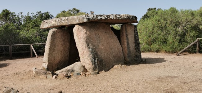  ﻿Dolmen de Funtanaccia. Corse. 