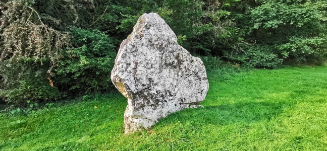  Menhir de la Vierge dorée. Waillimont. Belgique.