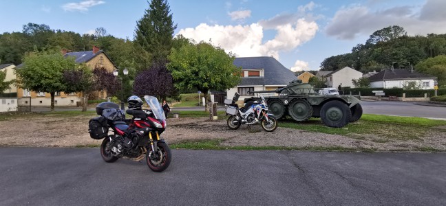  Char monté sur pneumatiques, et non sur chenilles, qui appartenait au 12ème Régiment de Chasseurs à cheval de Sedan. Village de Daigny.